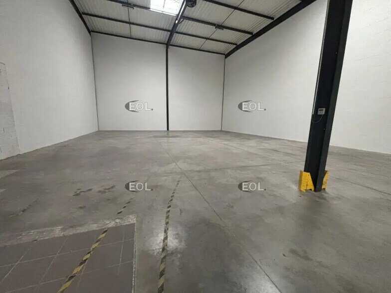 Light Industrial in Lieusaint to rent - Interior Photo - Image 3 of 4