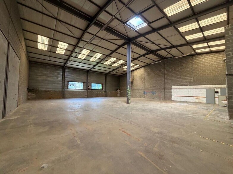 Light Industrial in Saint-Priest to rent - Interior Photo - Image 2 of 10