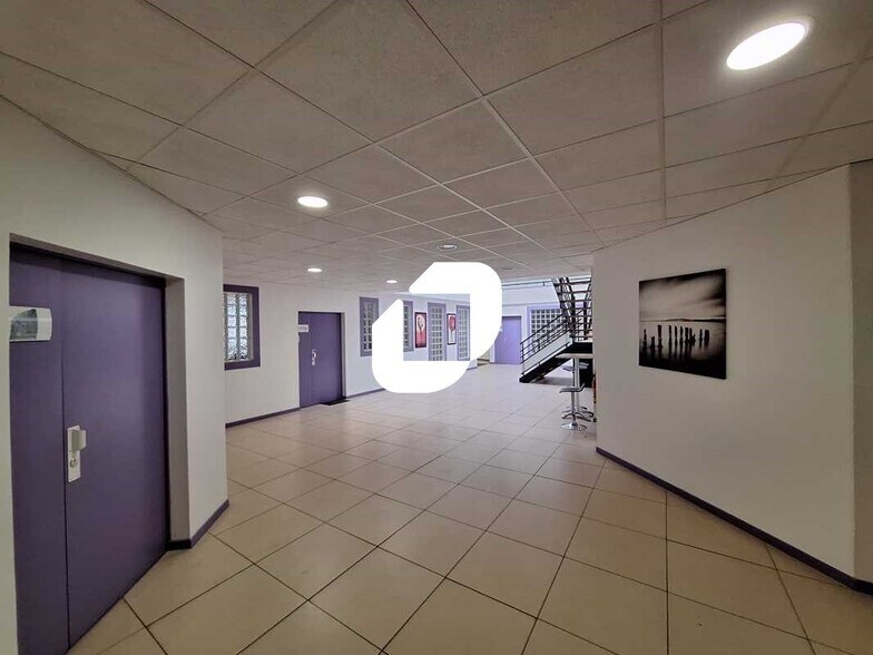 Office in Chilly-Mazarin to rent - Interior Photo - Image 2 of 9