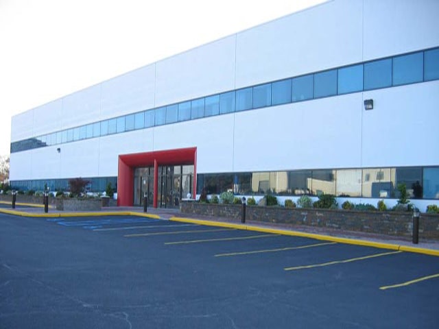 221 David Ct, Calverton, NY to rent - Building Photo - Image 1 of 1