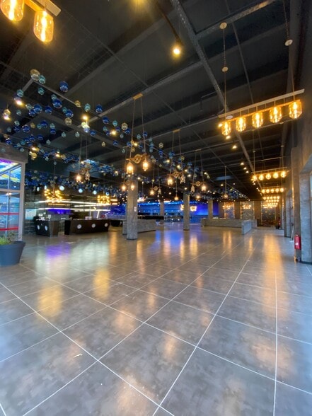 Retail in Les Mureaux to rent - Building Photo - Image 3 of 4