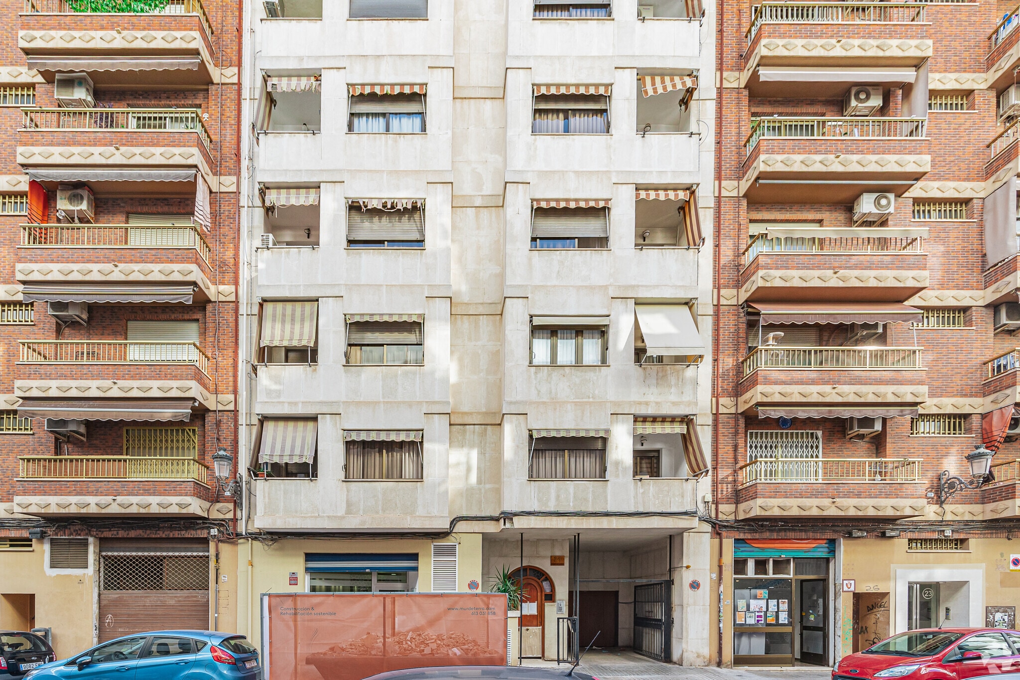 Carrer Manolo Taberner, 21, València, Valencia for sale Primary Photo- Image 1 of 3