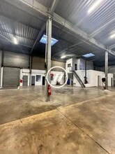 Industrial in Louvres to rent Interior Photo- Image 1 of 7