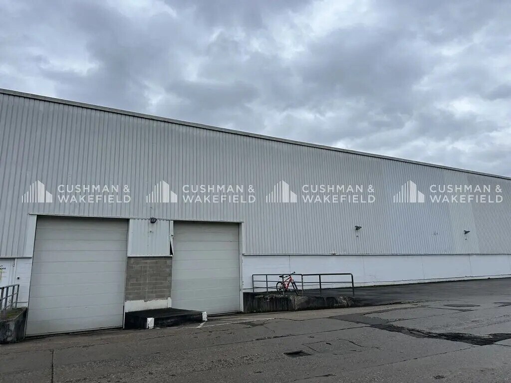 Location Entrepôt 1 250 m² - Photo 1