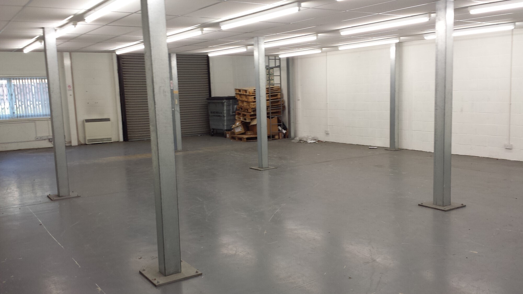 Unit 12 Lakeside Business Park, Swan Ln, Sandhurst to rent Interior Photo- Image 1 of 10