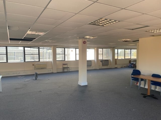 Bakers Rd, Uxbridge to rent - Interior Photo - Image 2 of 5