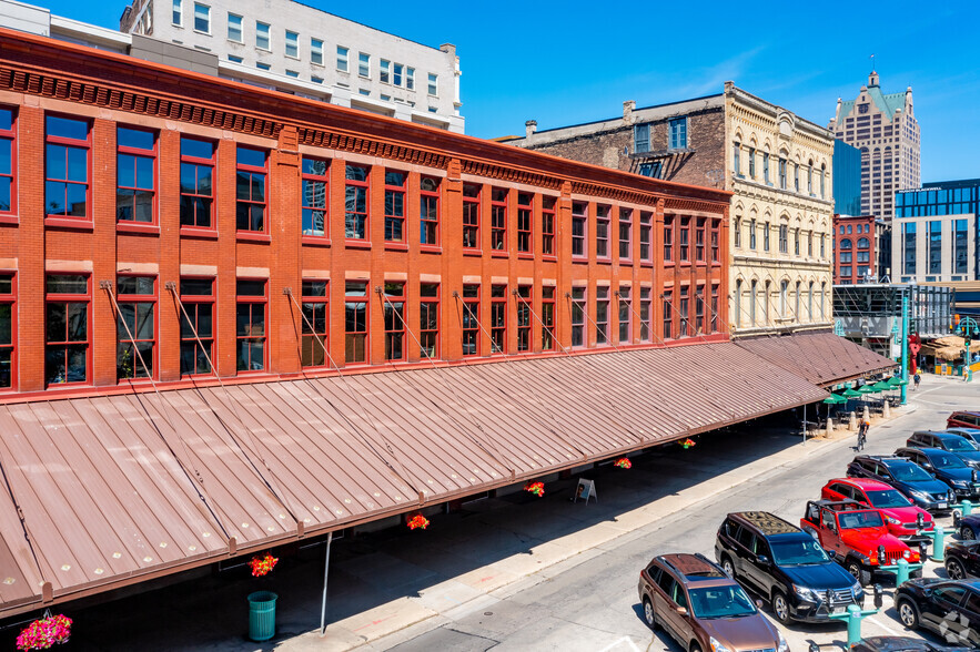 333 N Broadway, Milwaukee, WI for sale - Building Photo - Image 2 of 5