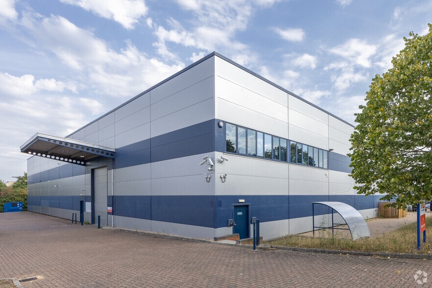 Davy Av, Milton Keynes to rent - Building Photo - Image 2 of 2