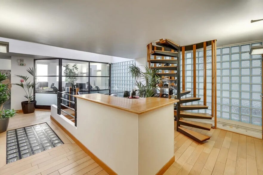 Office in Levallois-Perret to rent - Building Photo - Image 3 of 12