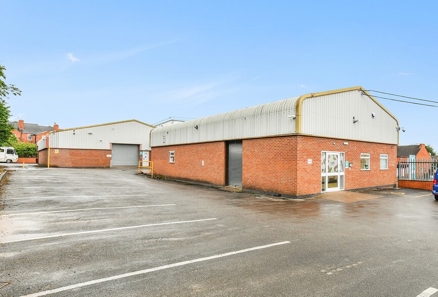 Loft self-storage portfolio of 3 properties for sale on LoopNet.co.uk - Building Photo - Image 2 of 7