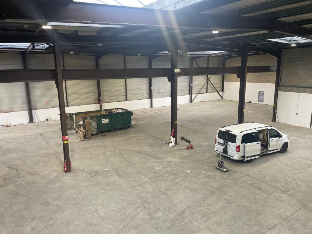 Industrial in Le Thillay to rent Building Photo- Image 1 of 5