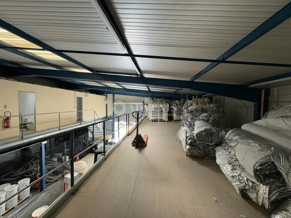 Location Entrepôt 640 m² - Photo 1