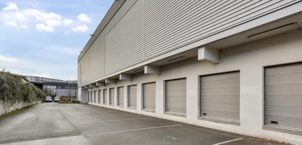 Location Entrepôt 3 687 m² - Photo 1
