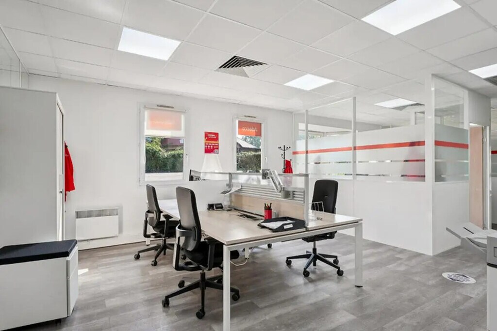Location Bureaux 281 m² - Photo 1