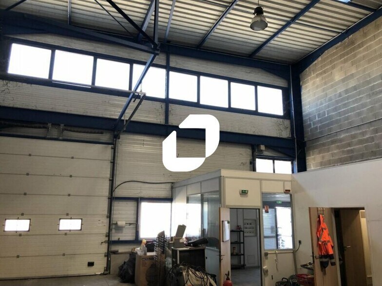 Light Industrial in Dagneux to rent - Interior Photo - Image 3 of 11