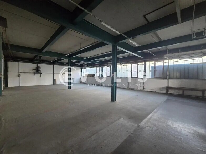 Light Industrial in Ris-Orangis to rent - Interior Photo - Image 1 of 19