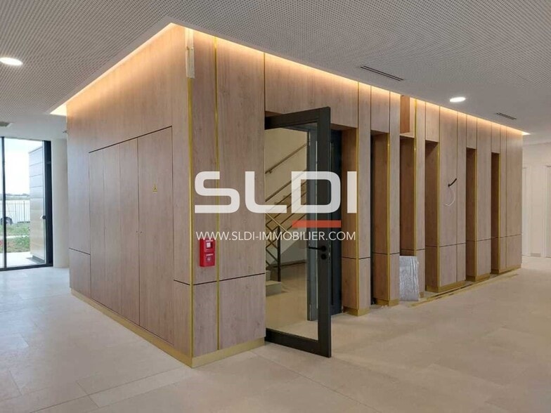 2 Rue Marcel Dassault, Genas to rent - Lobby - Image 3 of 10