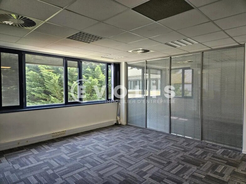 17B Avenue Des Andes, Les Ulis to rent - Interior Photo - Image 3 of 8