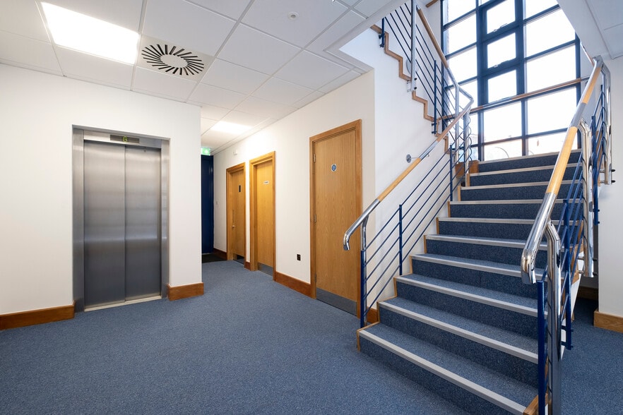 Clarendon Rd, Redhill to rent - Interior Photo - Image 3 of 7
