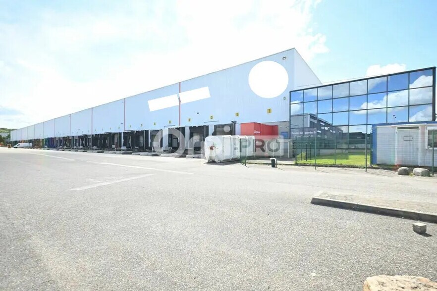 89 Rue De Malacombe, Saint-Quentin-Fallavier to rent - Building Photo - Image 2 of 5