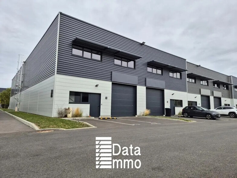 Industrial in Lieusaint to rent - Building Photo - Image 2 of 8