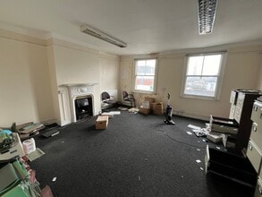 9 High St, West Drayton to rent Interior Photo- Image 2 of 5