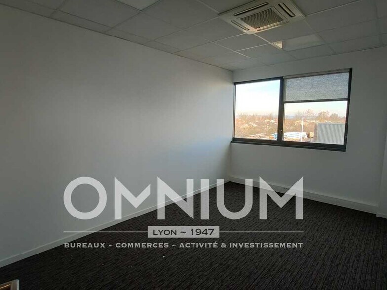 Light Industrial in Meyzieu to rent - Interior Photo - Image 3 of 7