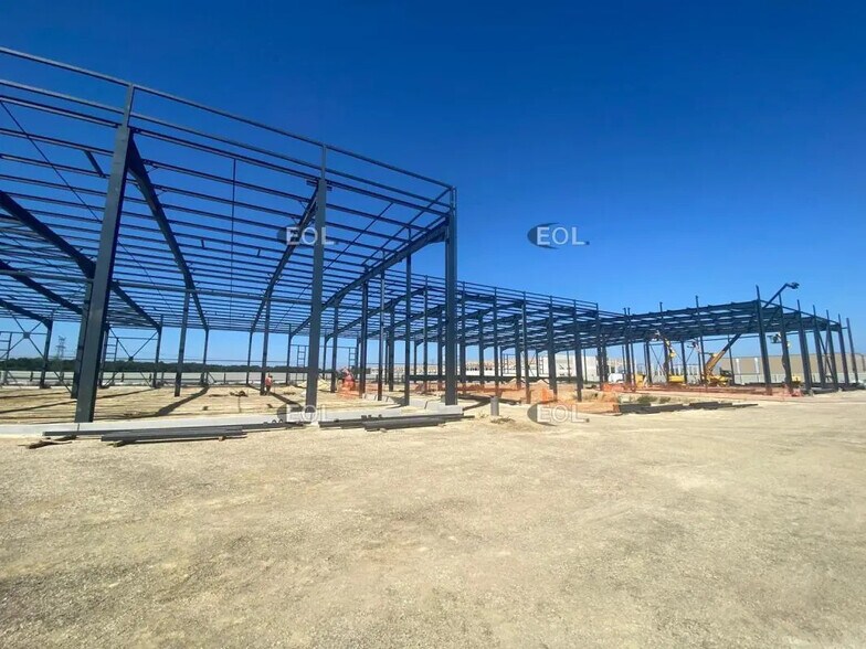 Industrial in Croissy-Beaubourg to rent - Construction Photo - Image 3 of 4