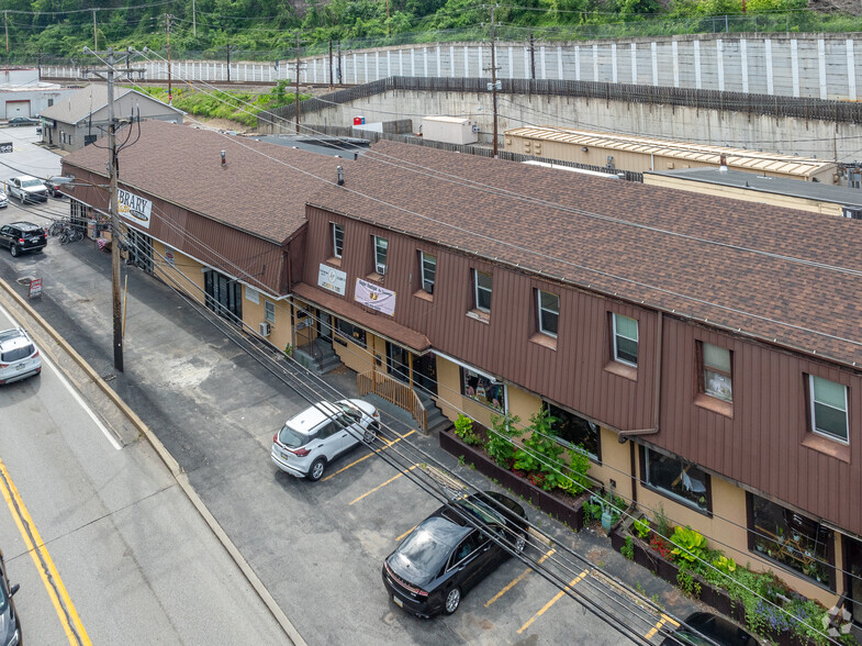 2544-2546 Library Rd, Pittsburgh, PA for rent - Building Photo - Image 2 of 15