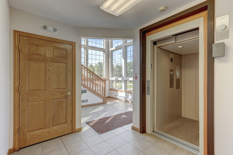 2425 New Pinery Rd, Portage, WI for sale - Interior Photo - Image 3 of 44