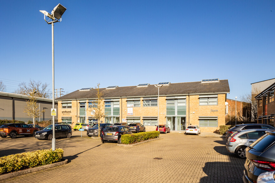 Berrington Way, Basingstoke for rent - Building Photo - Image 2 of 2