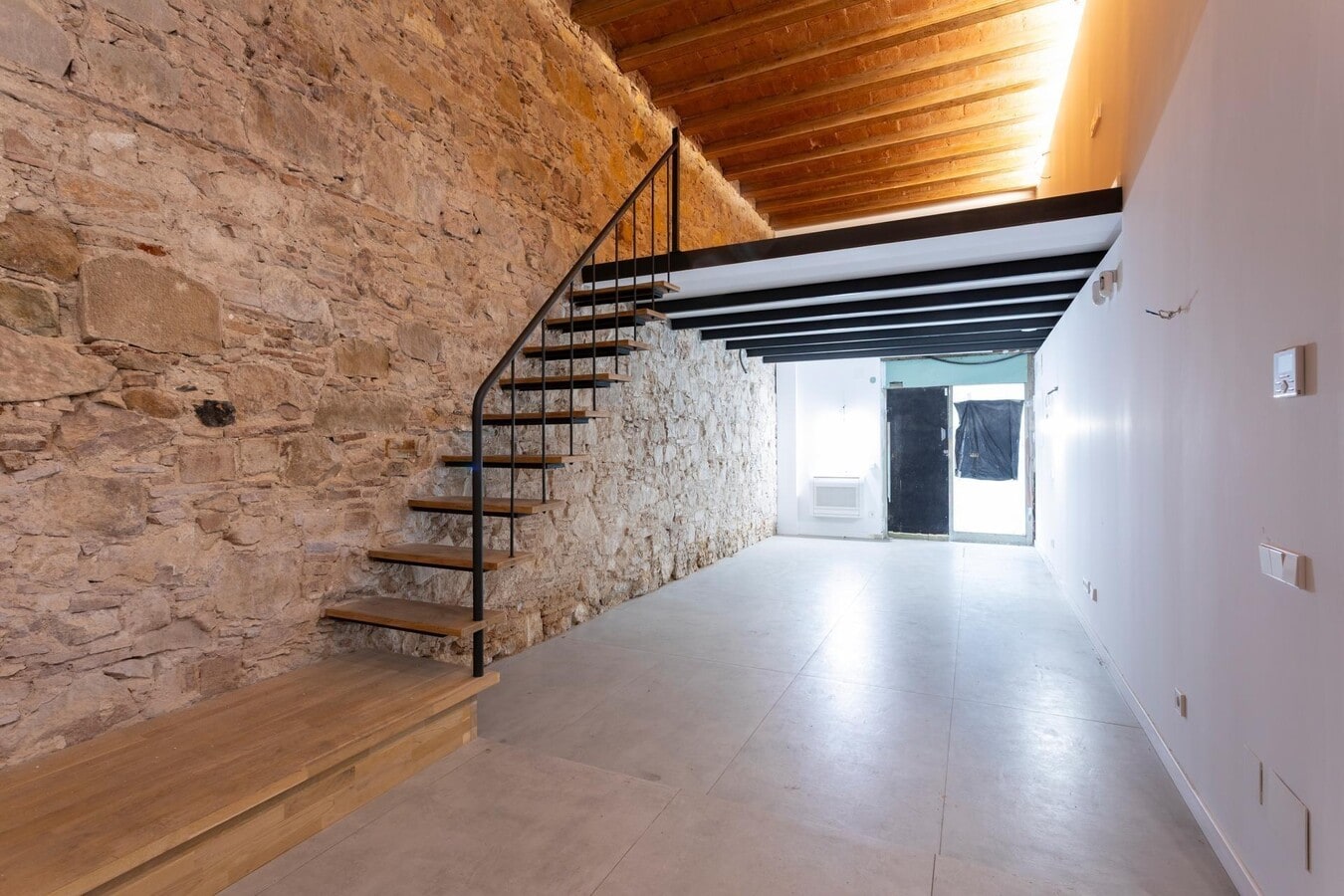 Barcelona, BAR 08037 - Unit Pt 01 -  - Interior Photo - Image 1 of 16