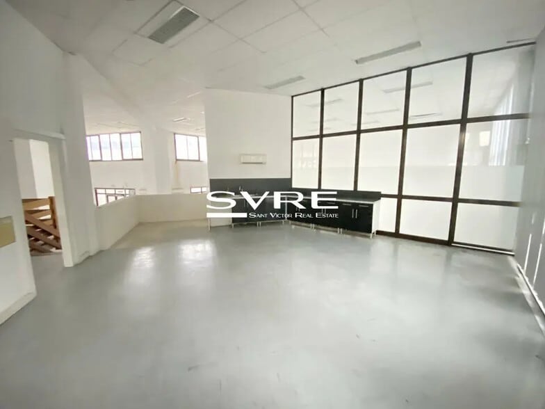 Light Industrial in Gémenos to rent - Interior Photo - Image 2 of 12