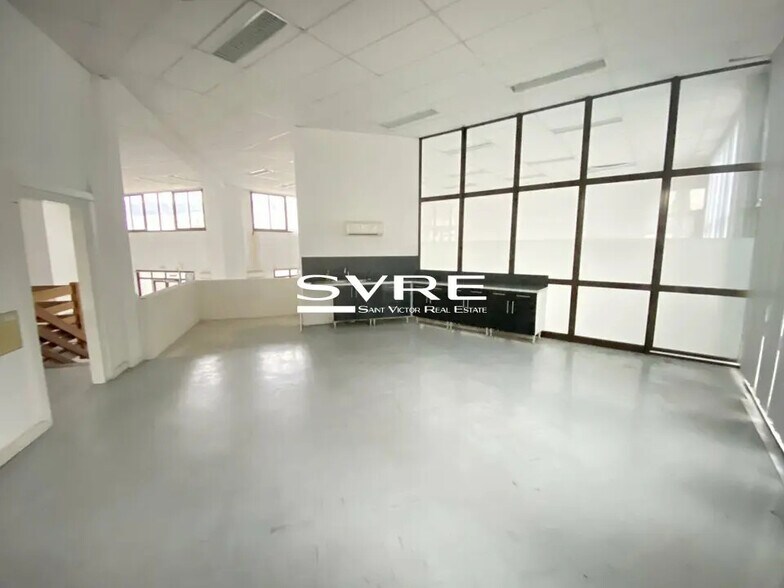 Light Industrial in Gémenos to rent - Interior Photo - Image 2 of 12