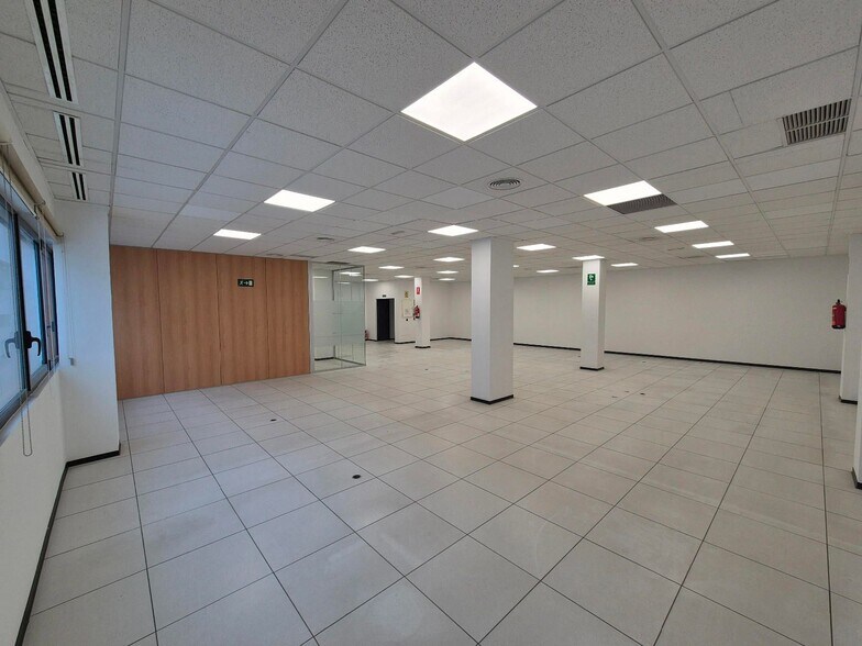 Office in Madrid, Madrid to rent - Building Photo - Image 2 of 2