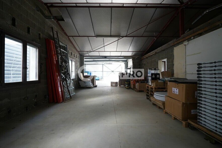 Light Industrial in Sainte-Consorce to rent - Interior Photo - Image 3 of 8
