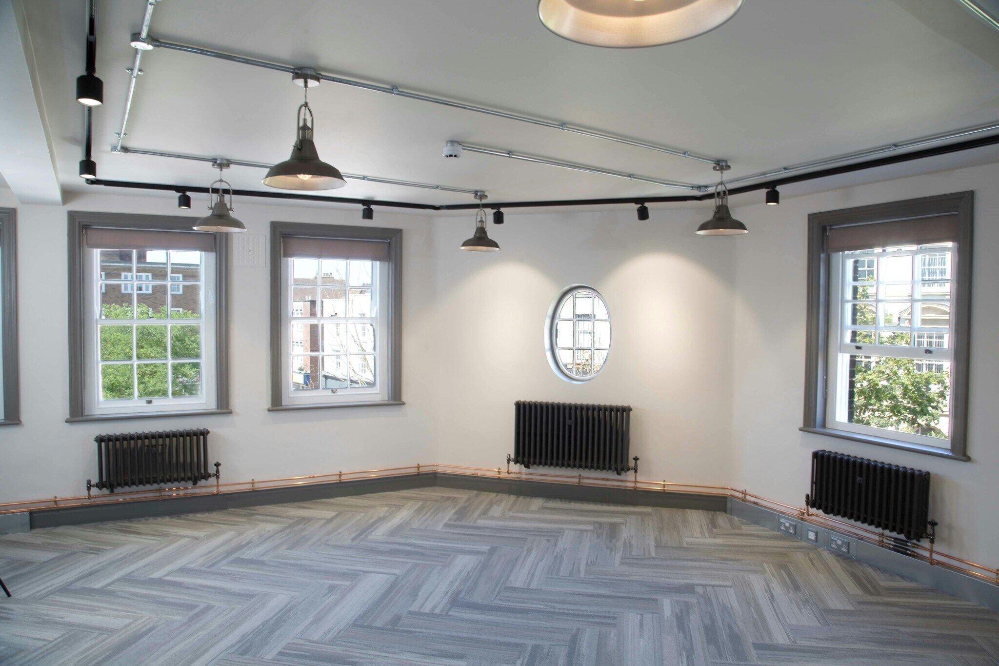 Market Sq, Aylesbury for sale Interior Photo- Image 1 of 1