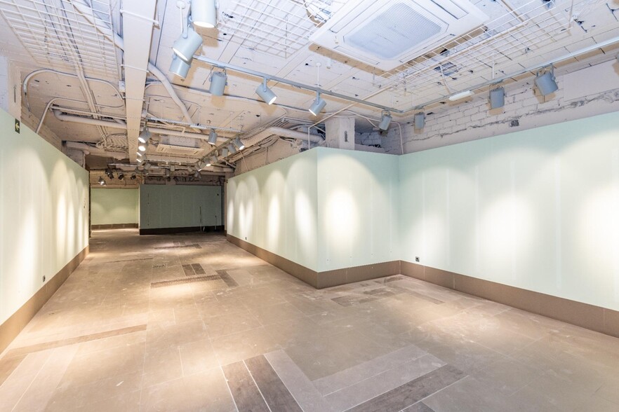 Retail in Granada to rent - Interior Photo - Image 3 of 14
