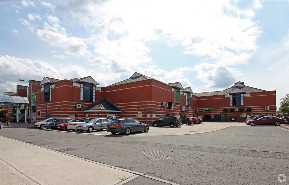 The Mead, Farnborough to rent - Building Photo - Image 3 of 9