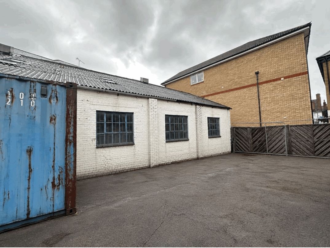Gogmore Ln, Chertsey to rent Interior Photo- Image 1 of 4
