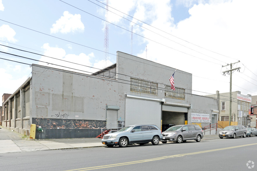 51-18 Grand Ave, Maspeth, NY for rent - Primary Photo - Image 3 of 8