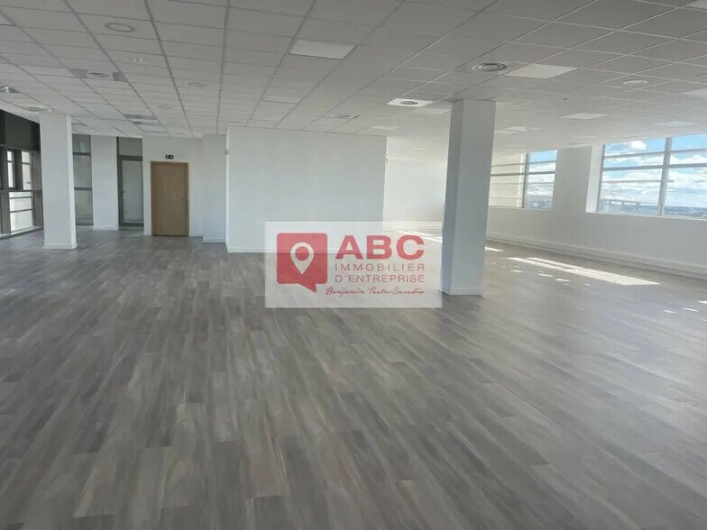 Retail in Montpellier to rent - Interior Photo - Image 2 of 7