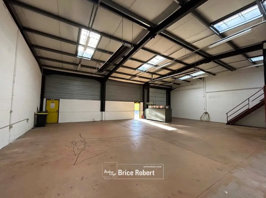 Light Industrial in Vaulx-en-Velin to rent Interior Photo- Image 1 of 3