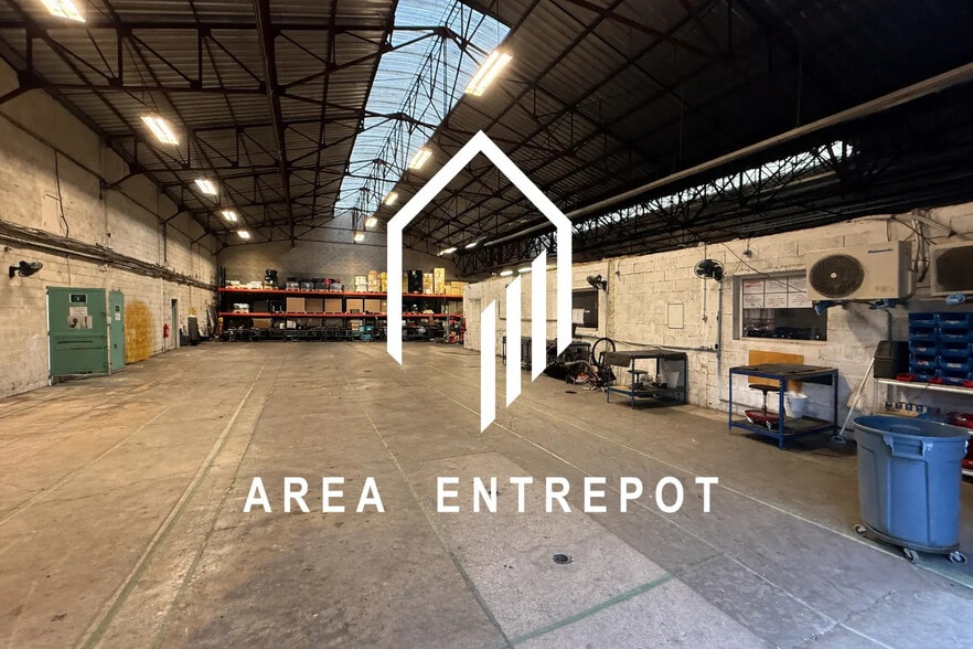 Industrial in Marseille to rent - Building Photo - Image 2 of 10