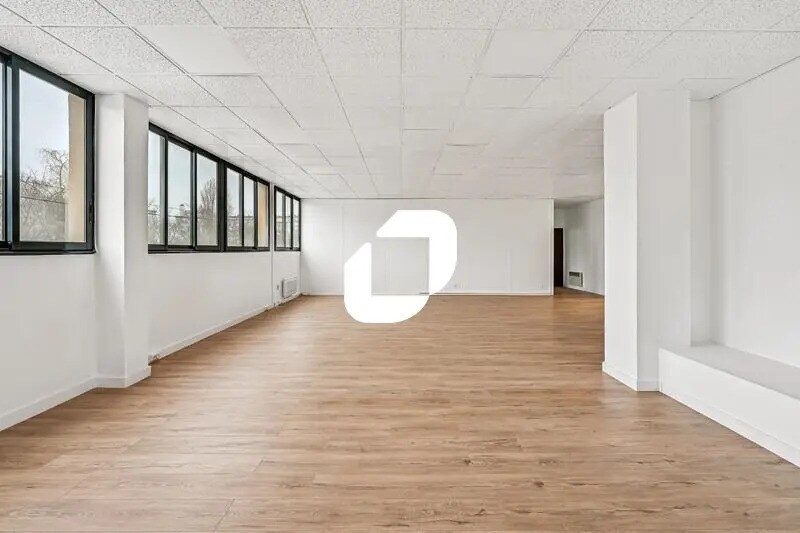 Office in Goussainville to rent - Interior Photo - Image 2 of 12