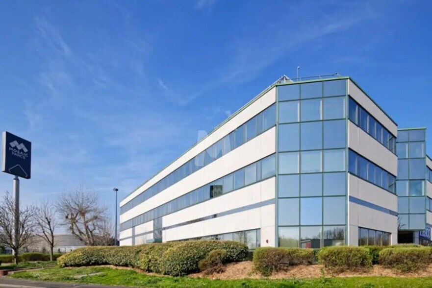 Light Industrial in Antony to rent - Building Photo - Image 1 of 10