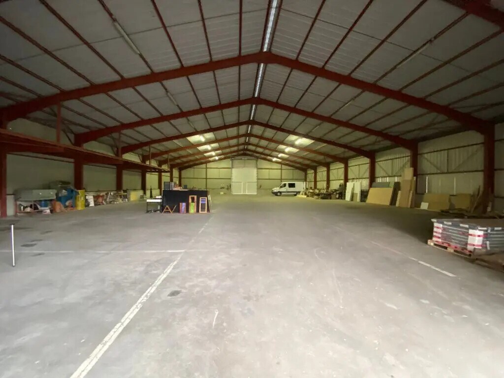 Location Local d'activités 1 000 m² - Photo 1