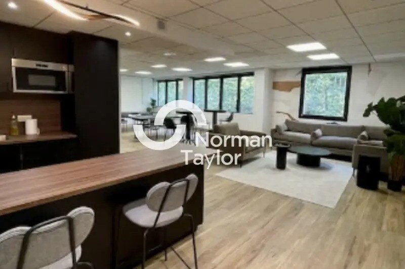 Office in Lyon to rent Building Photo- Image 1 of 5