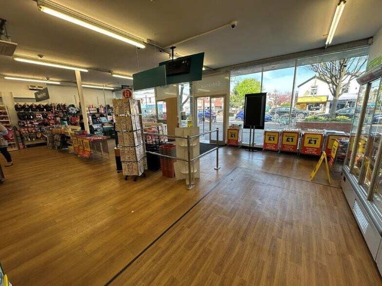 136 Walton Rd, East Molesey to rent - Building Photo - Image 2 of 3