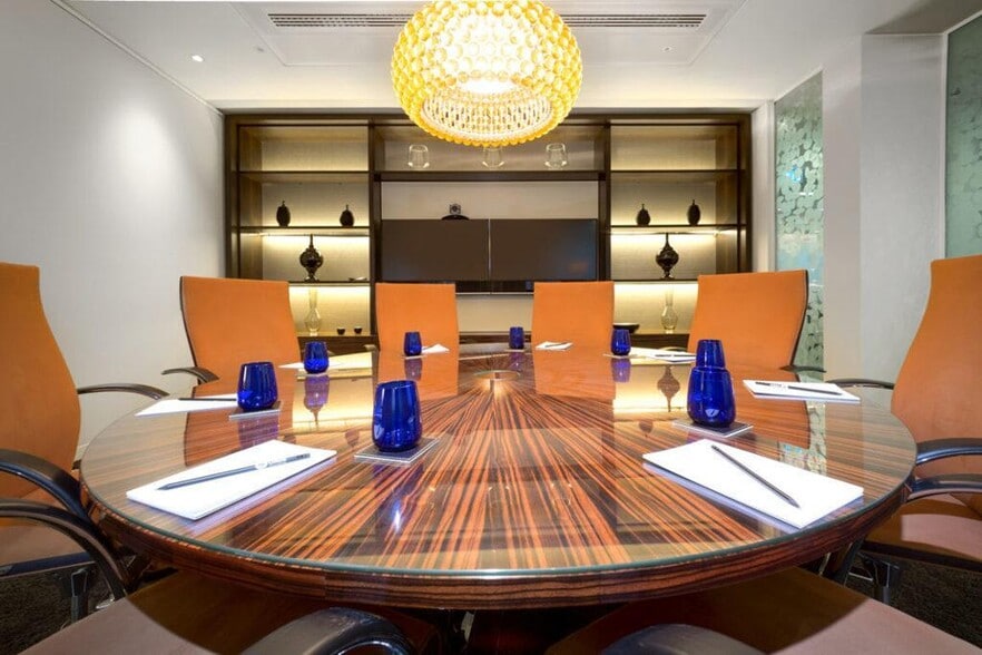 110 Bishopsgate, London to rent - Building Photo - Image 3 of 4